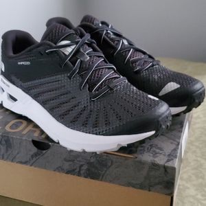 NIB north face ampesso 7.5 black sneakers